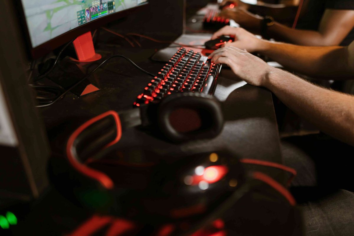 un desarrollador picando en el teclado. escuela idesigner
